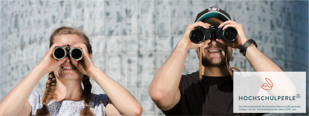 Blick nach vorn ins Orientierungsstudium Studierende blicken symbolisch durch ein Fernglas in ihre Zukunft