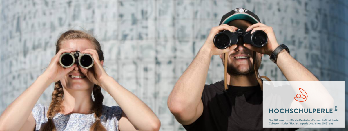 Blick nach vorn ins Orientierungsstudium Studierende blicken symbolisch durch ein Fernglas in ihre Zukunft