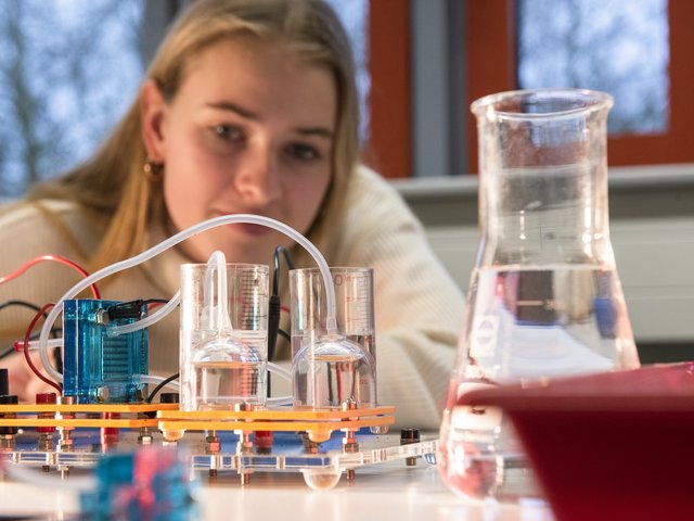 Young woman in the lab 