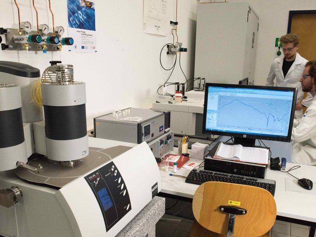 Wissenschaftler im Labor überprüfen die Verdampfungseigenschaften von Ionischen Flüssigkeiten