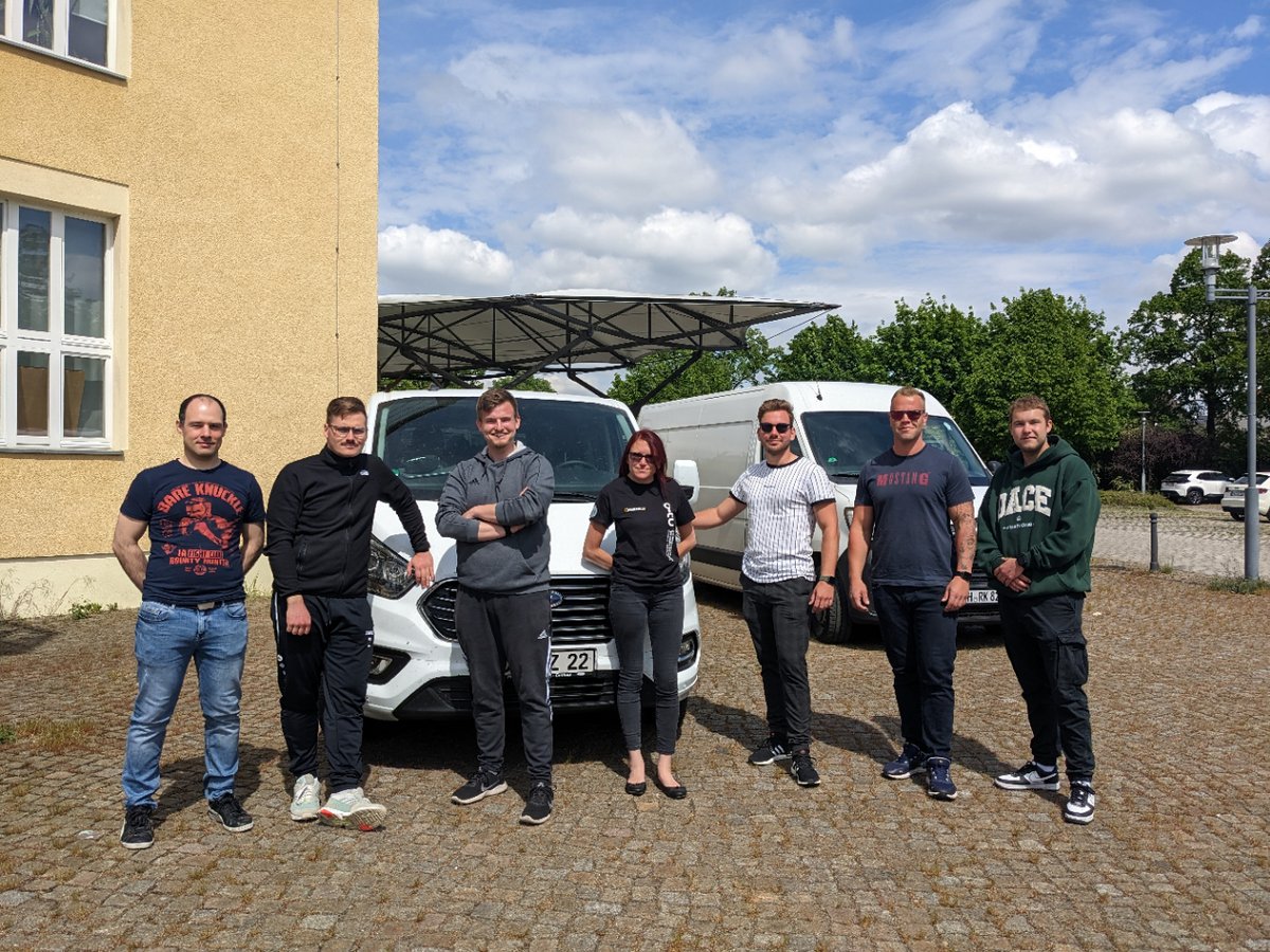 Das Team mit dem Fahrzeug am Campus Senftenberg