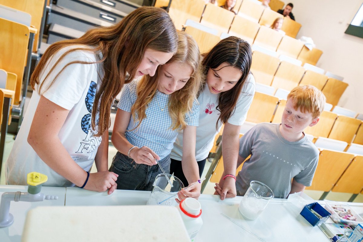 Schüler*innen beim Experimentieren.