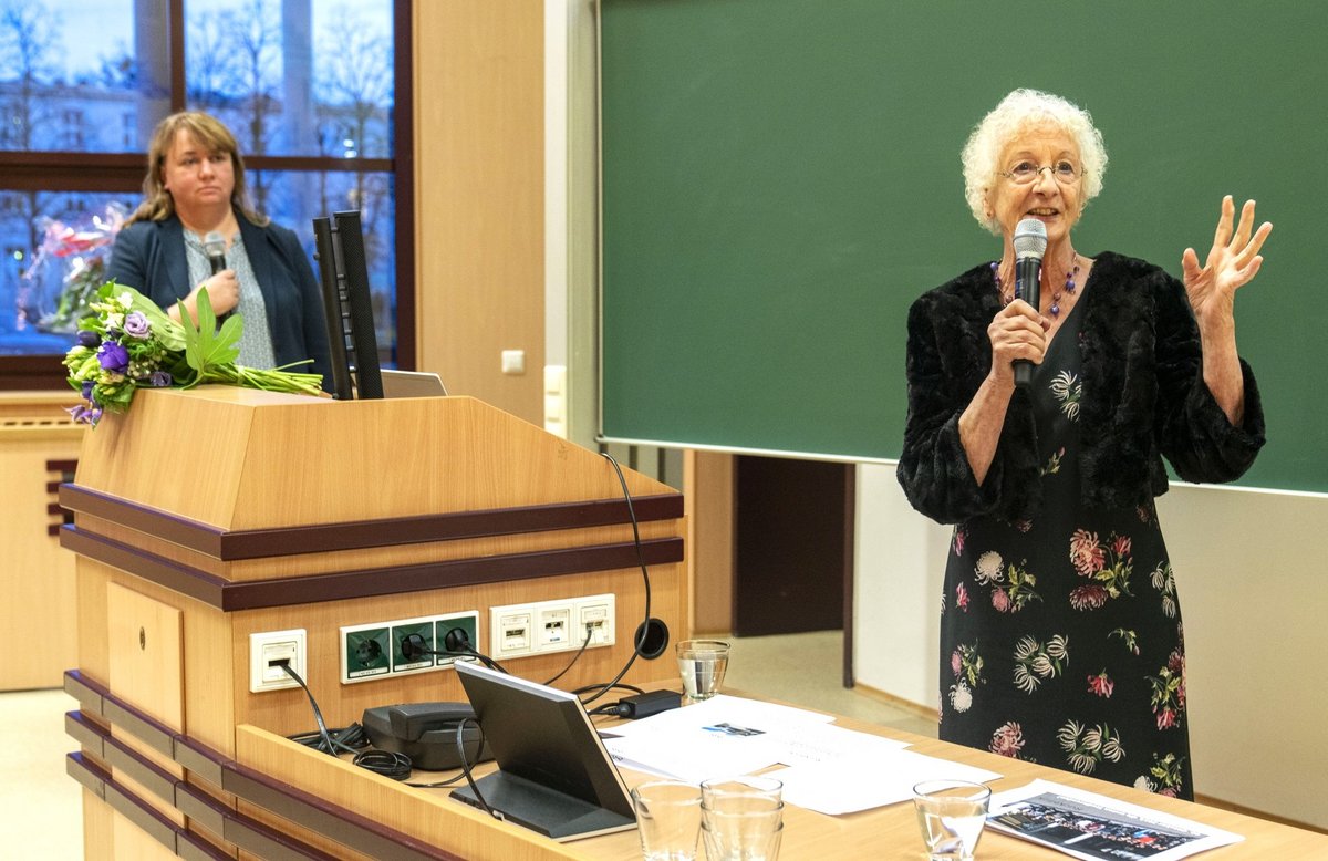 Prof. Dr. Barbara Knigge-Demal (re.) im Dialoggespräch mit Jeannette Jänchen.