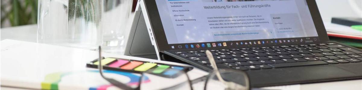 Banner Fach- und Führungskräfte BTU-Beschäftigte bei der Vorstellung von Turbinenrädern