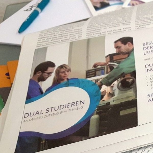 Printmedien, die über das duale Studium berichten.