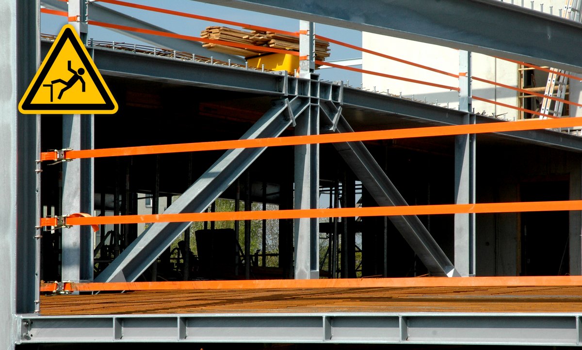 Spanngurtbasierte Absturzsicherung auf einer Baustelle