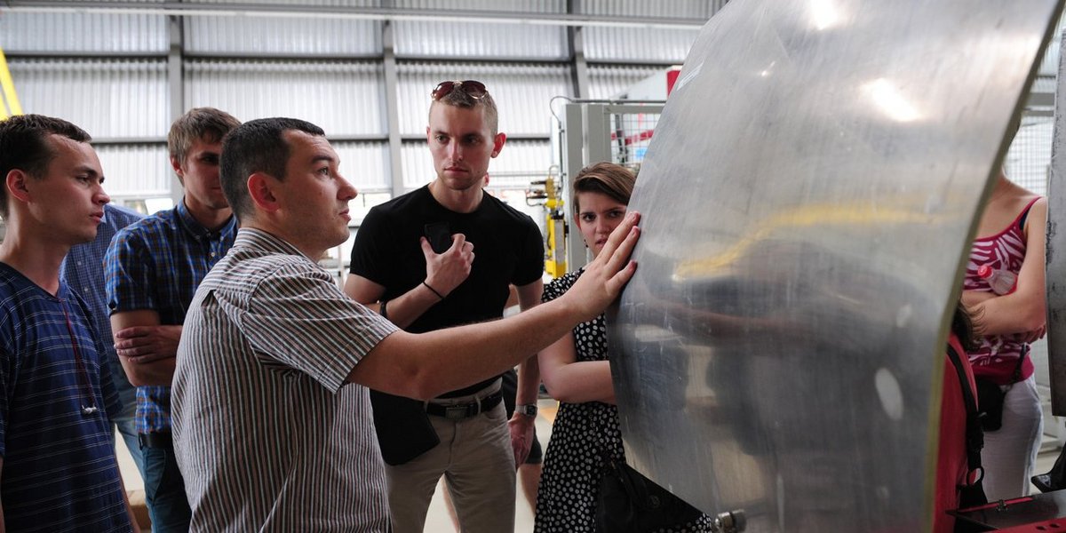 A group of students in the bachelor's programme in mechanical engineering examines a workpiece together with the lecturer