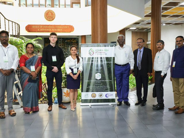 Gruppenbild der Teilnehmer mit  Politikern vor dem Poster der ICSMEA 2024