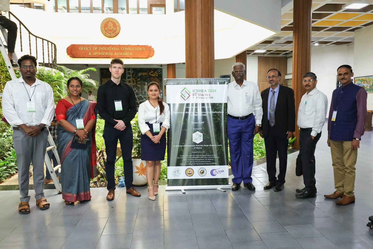 Gruppenbild der Teilnehmer mit  Politikern vor dem Poster der ICSMEA 2024