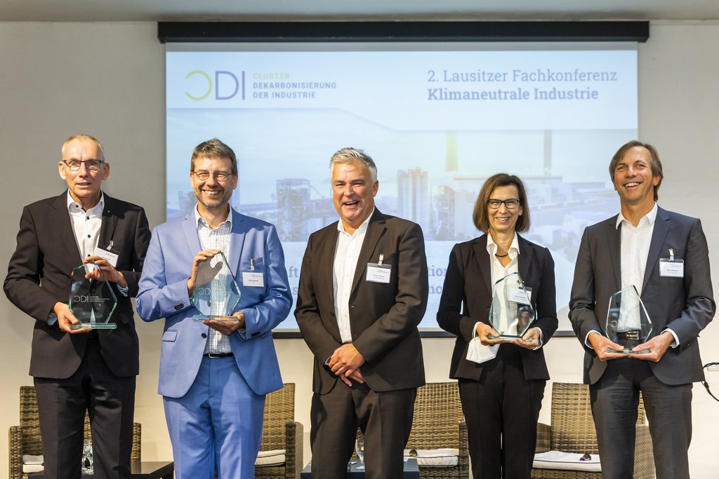 2. Lausitzer Fachkonferenz Klimaneutrale Industrie des CDI: Brandenburgs Lausitzbeauftragter Klaus Freytag (Mitte) überreichte eine CDI-Gründungsskulptur an DLR-Direktor Uwe Riedel, KEI-Leiter Bernd Wenzel, BTU-Präsidentin Gesine Grande und Fraunhofer-IEG-Institutsleiter Mario Ragwitz. (v.l.n.r.)