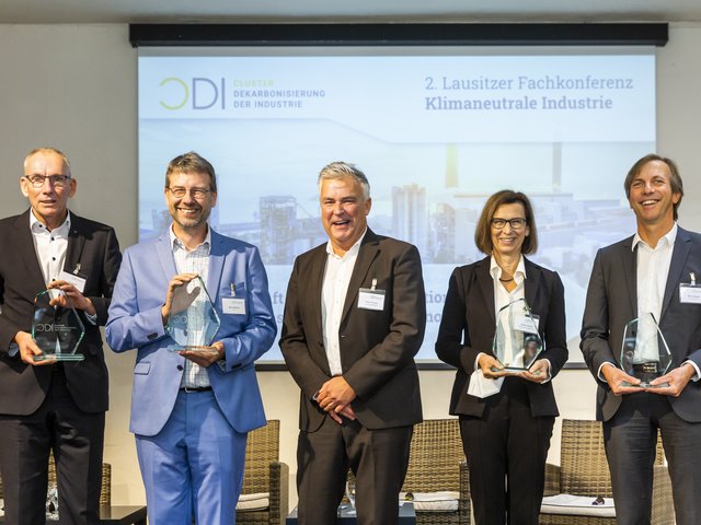 2. Lausitzer Fachkonferenz Klimaneutrale Industrie des CDI: Brandenburgs Lausitzbeauftragter Klaus Freytag (Mitte) überreichte eine CDI-Gründungsskulptur an DLR-Direktor Uwe Riedel, KEI-Leiter Bernd Wenzel, BTU-Präsidentin Gesine Grande und Fraunhofer-IEG-Institutsleiter Mario Ragwitz. (v.l.n.r.)