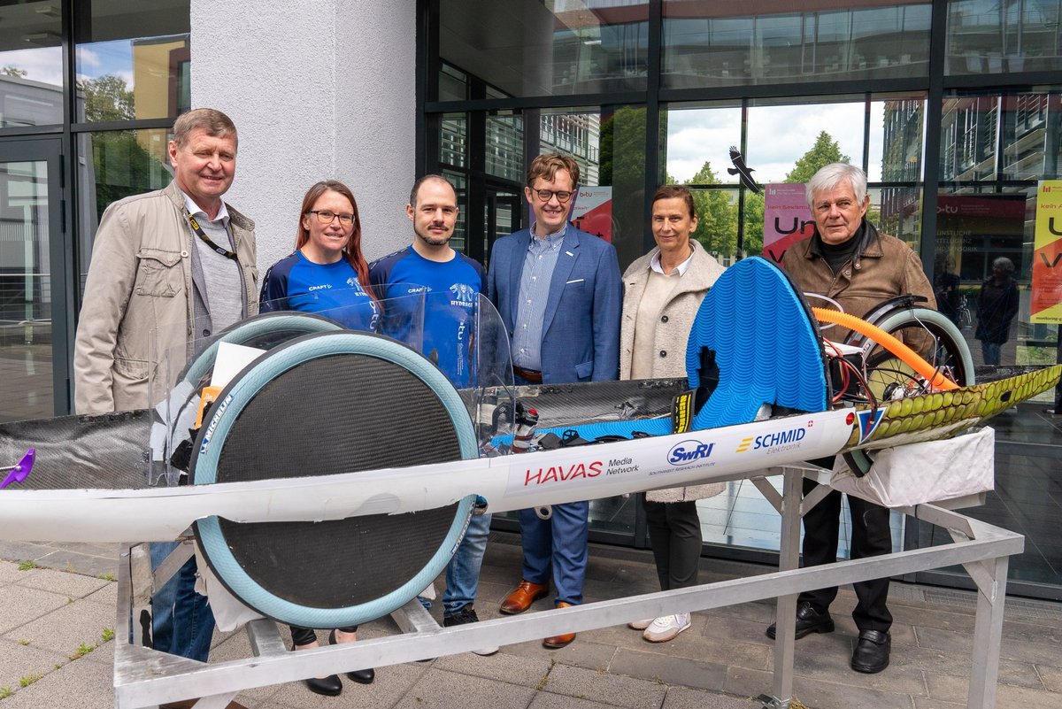 Hinter dem aktuellen Energiesparmobil des Teams Lausitz Dynamics stehend (v. li.): Landrat Siegurd Heinze, die fachlichen Betreuer*innen Sindy Schmidt und Shady Sykora, BTU-Präsidentin Prof. Dr. Gesine Grande und der langjährige Mentor des Projektes Prof. Dr.-Ing. Peter BIegel.