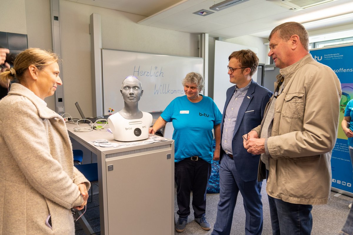 Auf dem Foto (von links): BTU-Präsidentin Prof. Dr. Gesine Grande, der humanoide Roboter AMI, Kathrin Erdmann vom BTU-College, Bürgermeister Andreas Pfeifferr ud Landrat Siegurd Heinze 