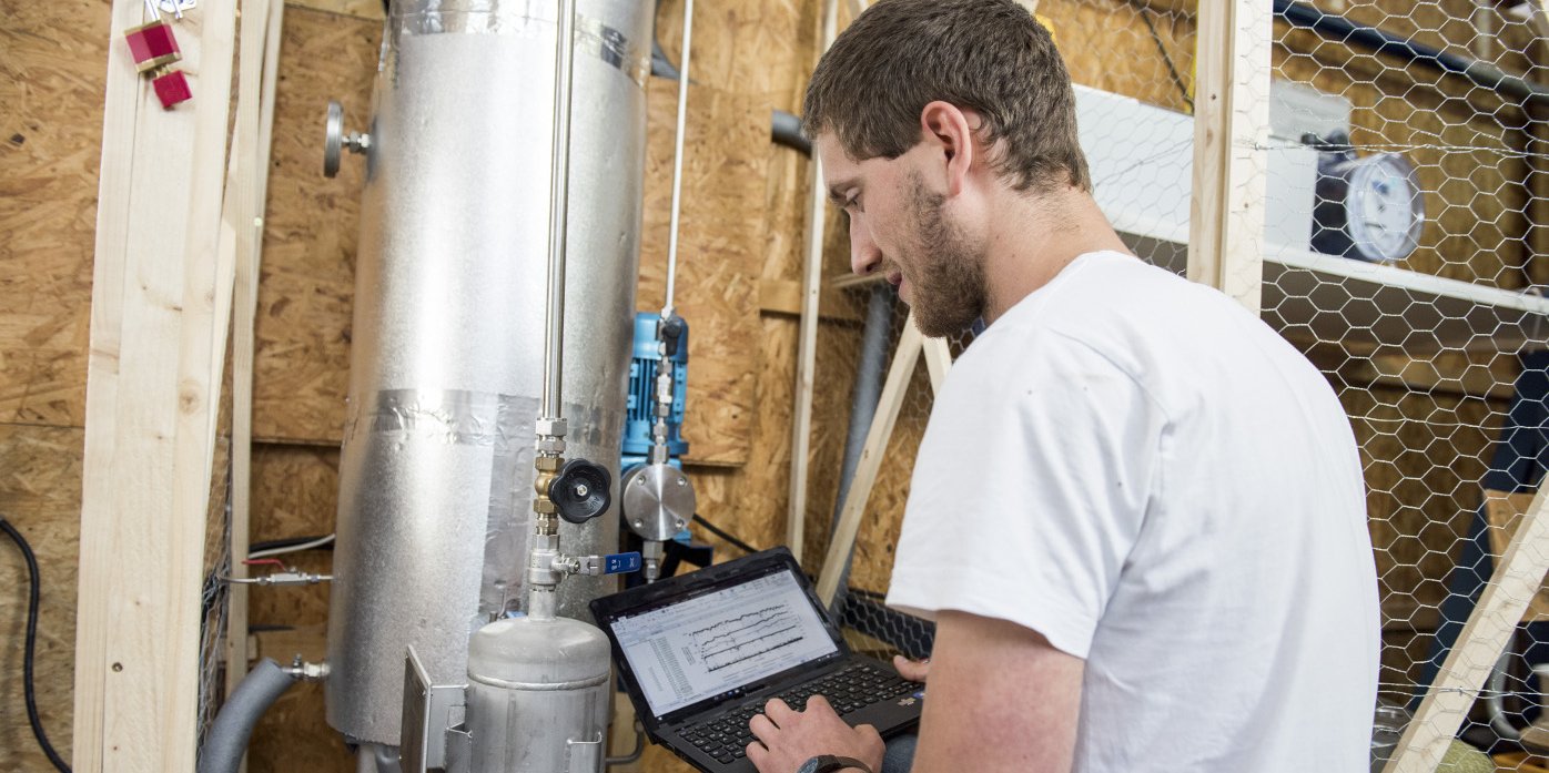 Student in Bachelor Environmental Engineering checks data of an experimental setup