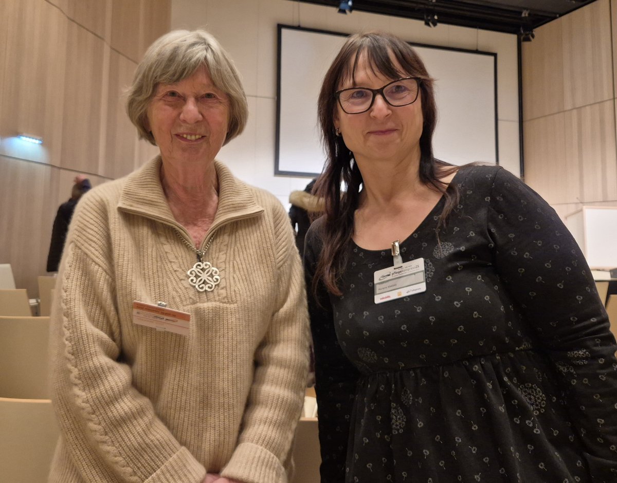 Marlene Kraske, Pflegewissenschaftlerein an der BTU (li.), mit der pflegewissenschaftlichen Pionierin Christa Olbrich in einem Hörsaal.