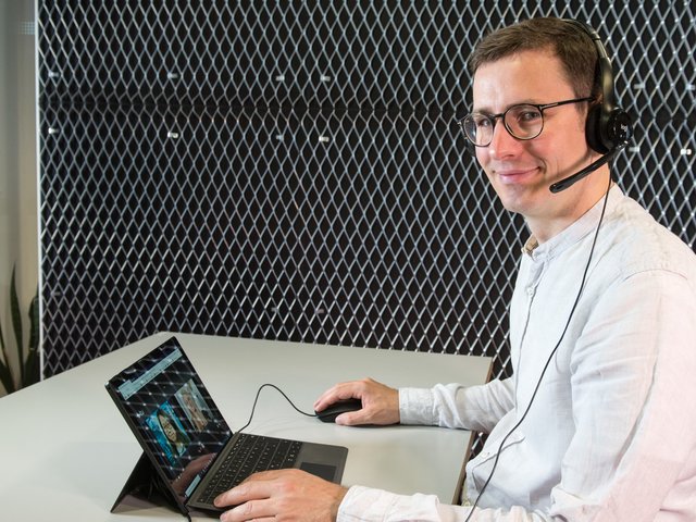 Dr. Jonas Neubert, Leiter der Zentralen Studienberatung der BTU, in einem Online-Beratungsgesspräch am Laptop sitzend.