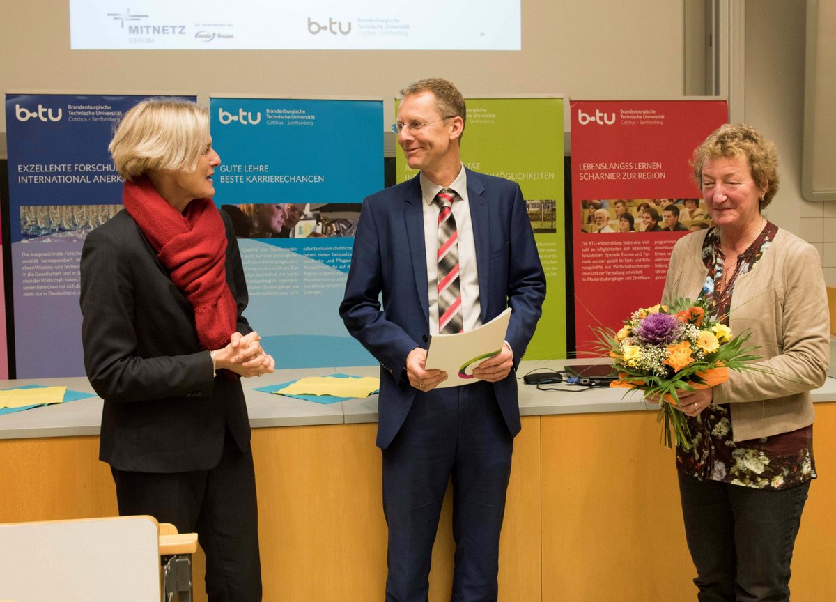 Übergabe der Urkunde (v. li.): BTU-Vizepräsidentin Prof. Dr. Katrin Salchert, Honorarprofessor Dr. Michael Lehmann, Prodekanin Prof. Dr. Kathrin Lehmann - im Hörsaal stehend.