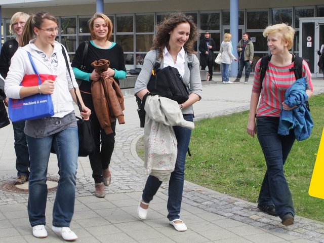 Studierende vor der Mensa auf dem Senftenberger Campus. Foto: Steffen Rasche