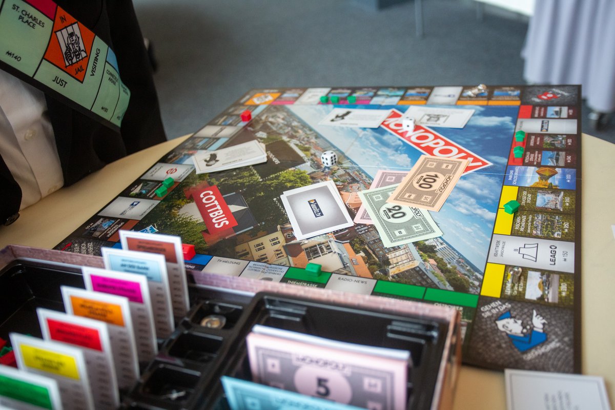 Das Cottbus Monopoly in Aktion. Foto: polar 1 - Agentur für Kommunikation und Design GmbH.