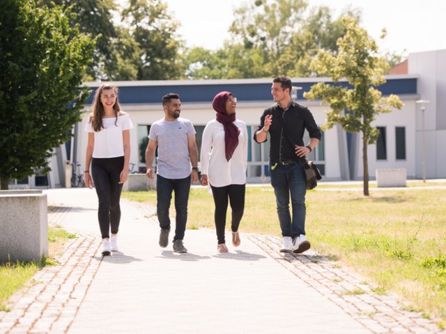 Vier Studierende auf dem Campus Senftenberg