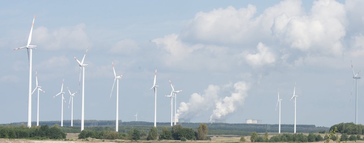 Windräder und Kohlekraftwerke vor einem Tagebau in der Lausitz