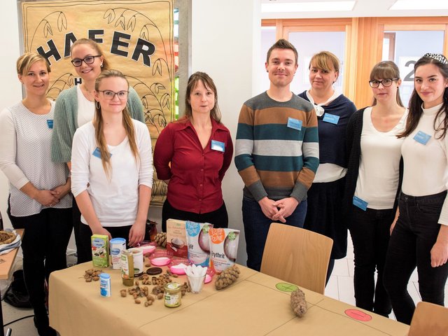 Gruppenfoto der am Markt der Möglichkeiten zum Weltdiabetestag beteiligen Mitarbeiterinnen und Studierenden der BTU.