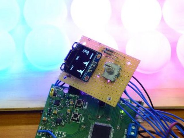 Lichtinstallation im Hintergrund, Steuereinheit (Microcontroller) im Vordergrund