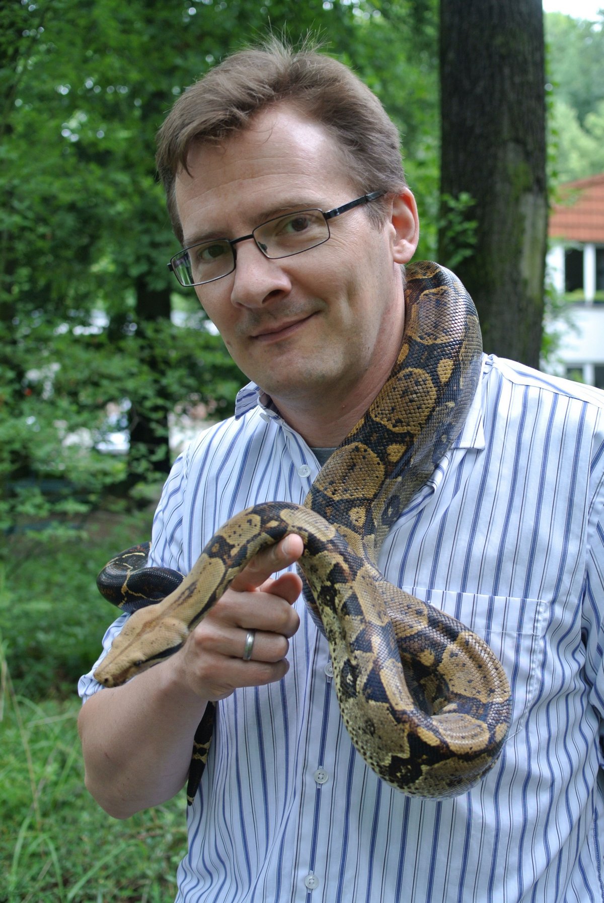 Dr. Jens Kämmerling, Direktor des Tierparks Cottbus, mit einer Schlange. Foto: Tierpark Cottbus