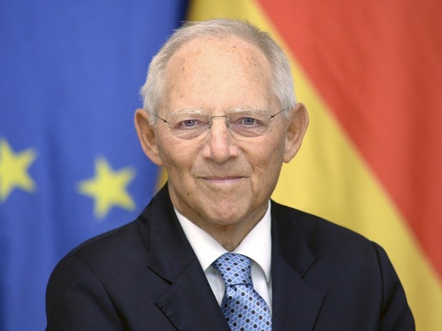 Portrait Dr. Wolfgang Schäuble in front of European and German flag