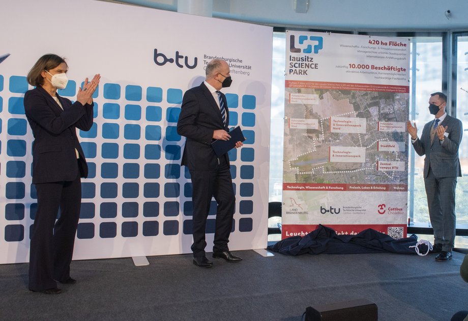 Cottbuser Oberbürgermeister Holger Kelch (re.) enthüllt eine Tafel mit dem Standort für den Lausitz Science Park im Beisein von Ministerpräsident Dr. Dietmar Woidke und BTU Präsidentin Prof. Gesine Grande