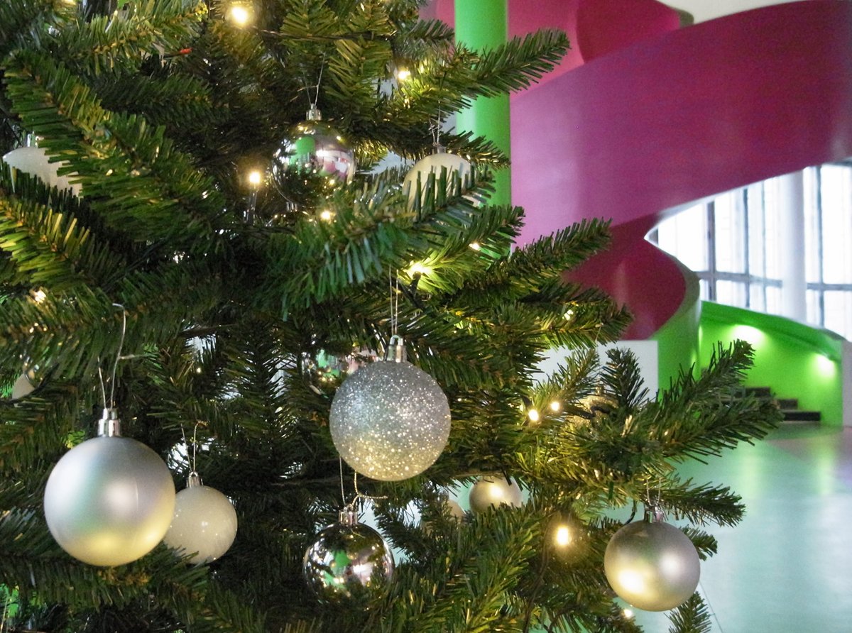 Der Eingangsbereich im IKMZ ist weihnachtlich geschmückt.