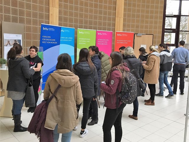 Studieninteressierte stehen am Stand der Zentralen Studenberatung im Konrad-Zuse-Medienzentrum und erhalten hier Informationen rund um das Studium.