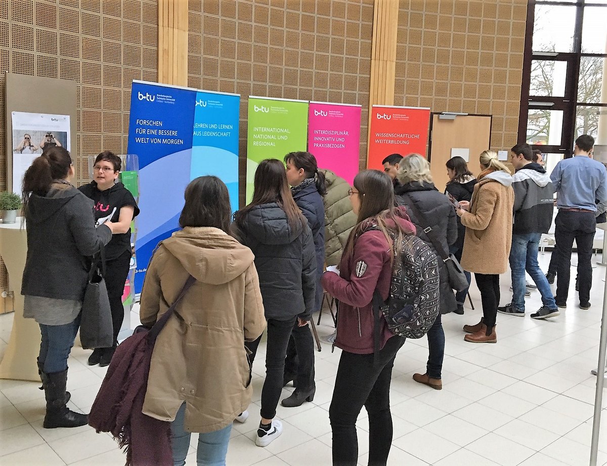 Studieninteressierte stehen am Stand der Zentralen Studenberatung im Konrad-Zuse-Medienzentrum und erhalten hier Informationen rund um das Studium.