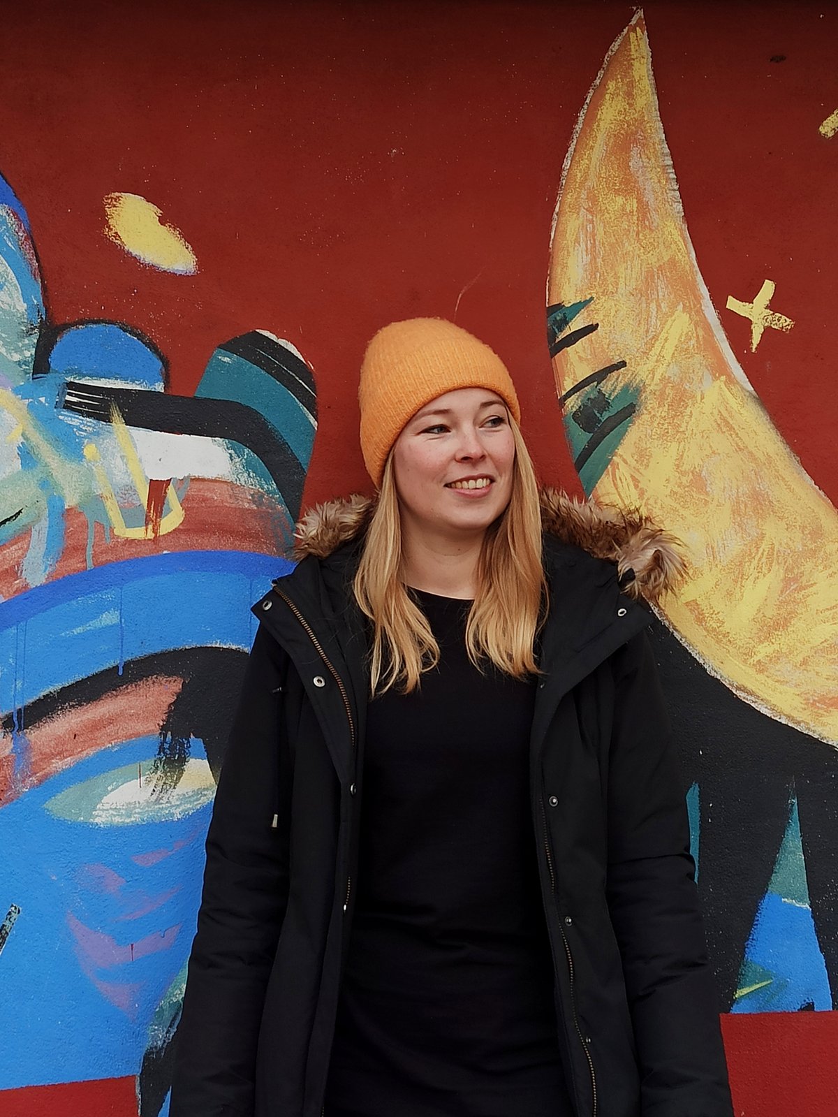 Portraitfoto von Jana Stolle mit Mütze und Winterjacke