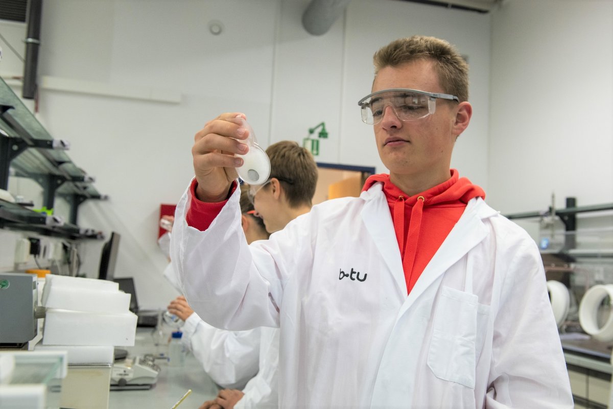 Participants in the Materials Chemistry Mint-EC Camp experiment in the lab.