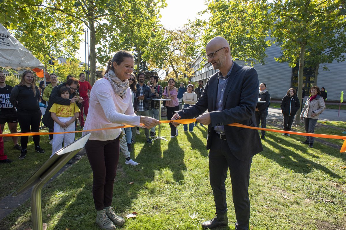 Prof. Peer Schmidt and Catharina Buchenau cut the ribbon