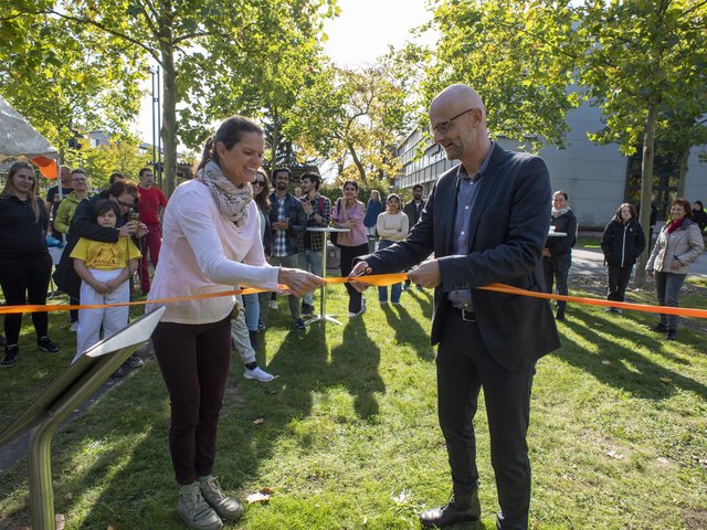 Prof. Peer Schmidt and Catharina Buchenau cut the ribbon
