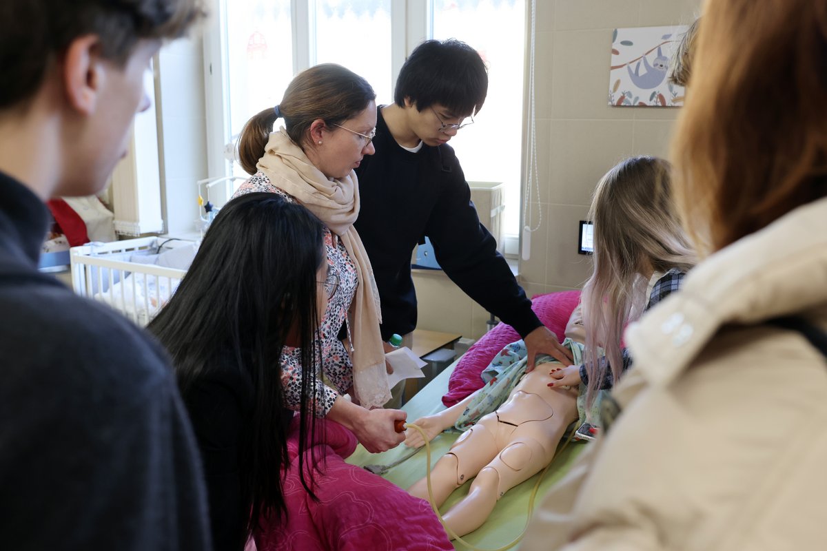 People interested in Sudien examine a simulation manikin lying in bed. Photo: Steffen Rasche