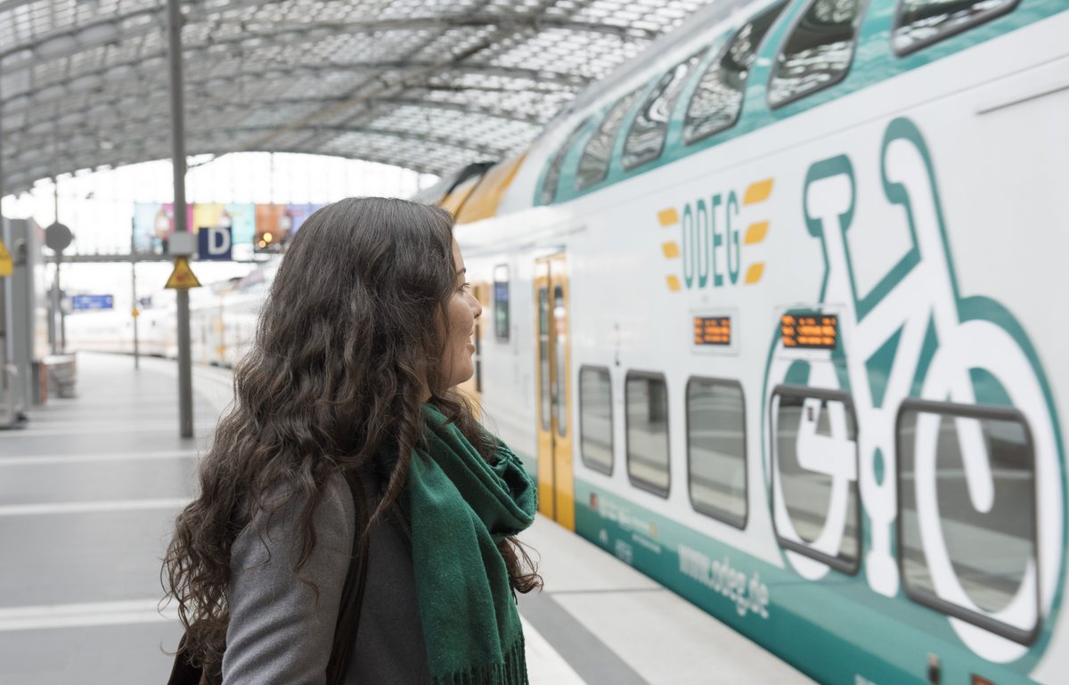 Studentin mit Blick auf den Regionalexpress