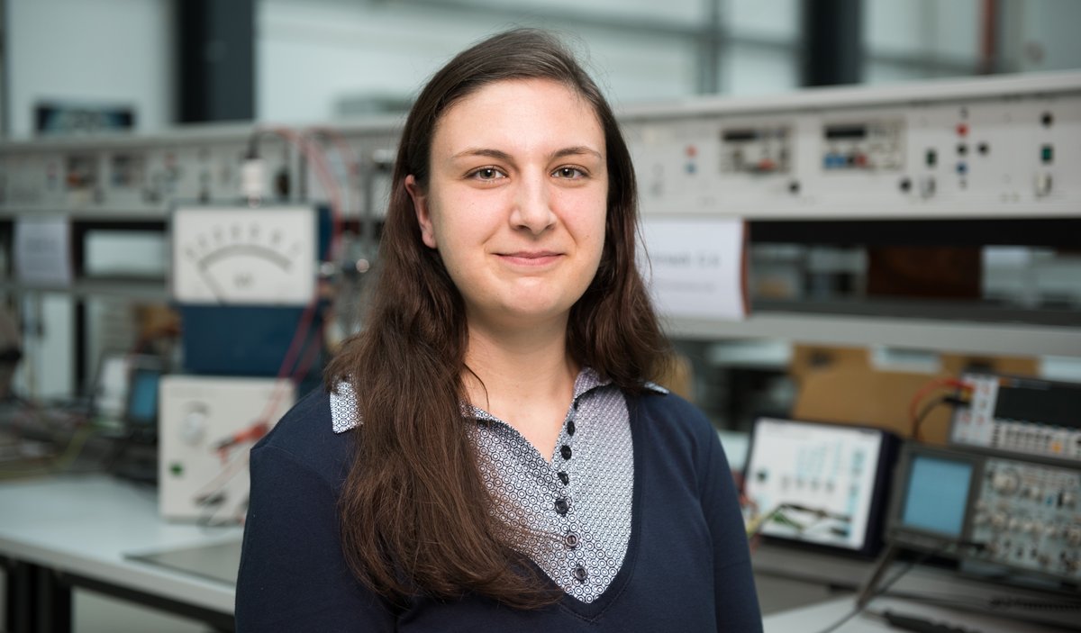 Julia König in der Laborhalle für Elektrotechnik an der BTU