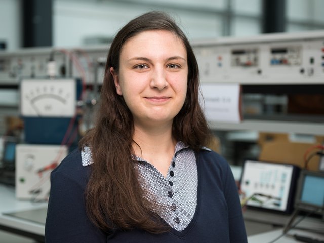 Julia König in der Laborhalle für Elektrotechnik an der BTU
