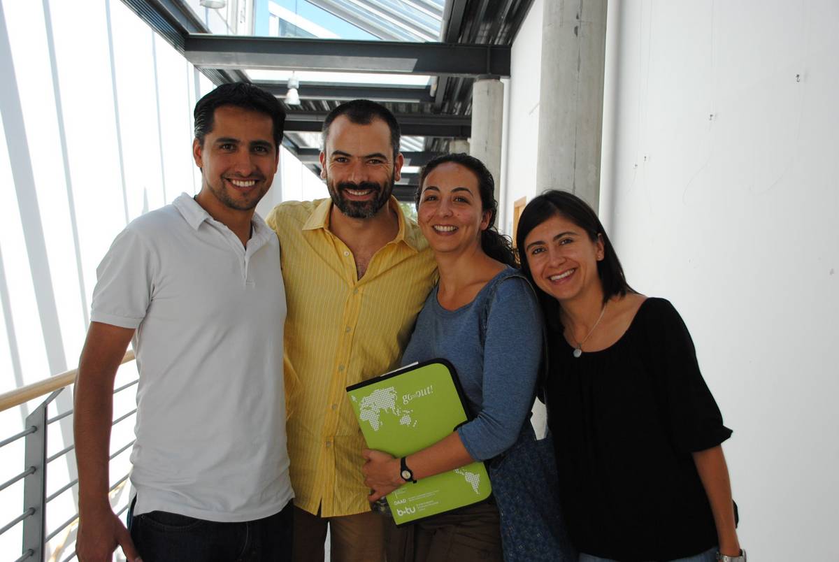 Auf dem Bild stehen vier internationale BTU-Alumnis in einem BTU-Gebäude