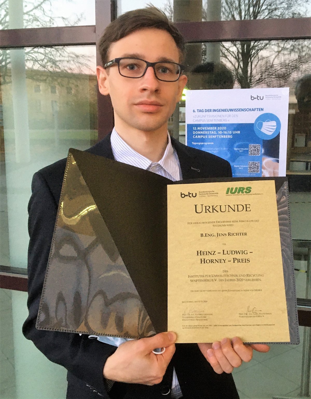 Portraitfoto von Jens Richter mit Urkunde