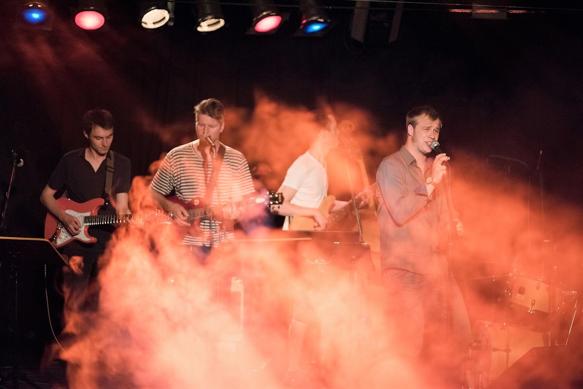Studente eines Jazz-Rock-Pop-Ensemble geben ein Konzert.