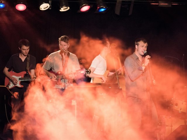 Studente eines Jazz-Rock-Pop-Ensemble geben ein Konzert.