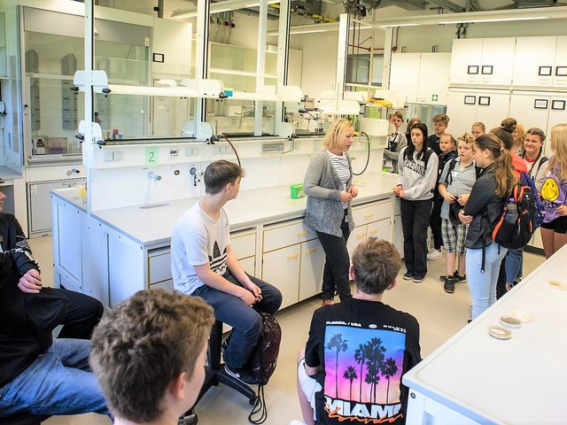Schüler*innen an der BTU - in einem Labor der Biotechnologie.