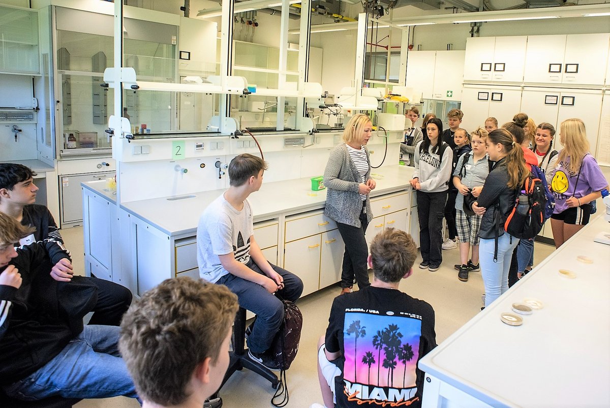 Schüler*innen an der BTU - in einem Labor der Biotechnologie.