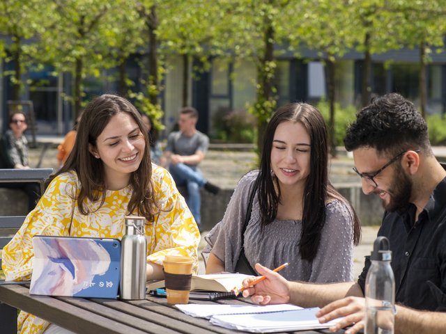 Studierende auf dem Forum am Zentralcampus in Cottbus