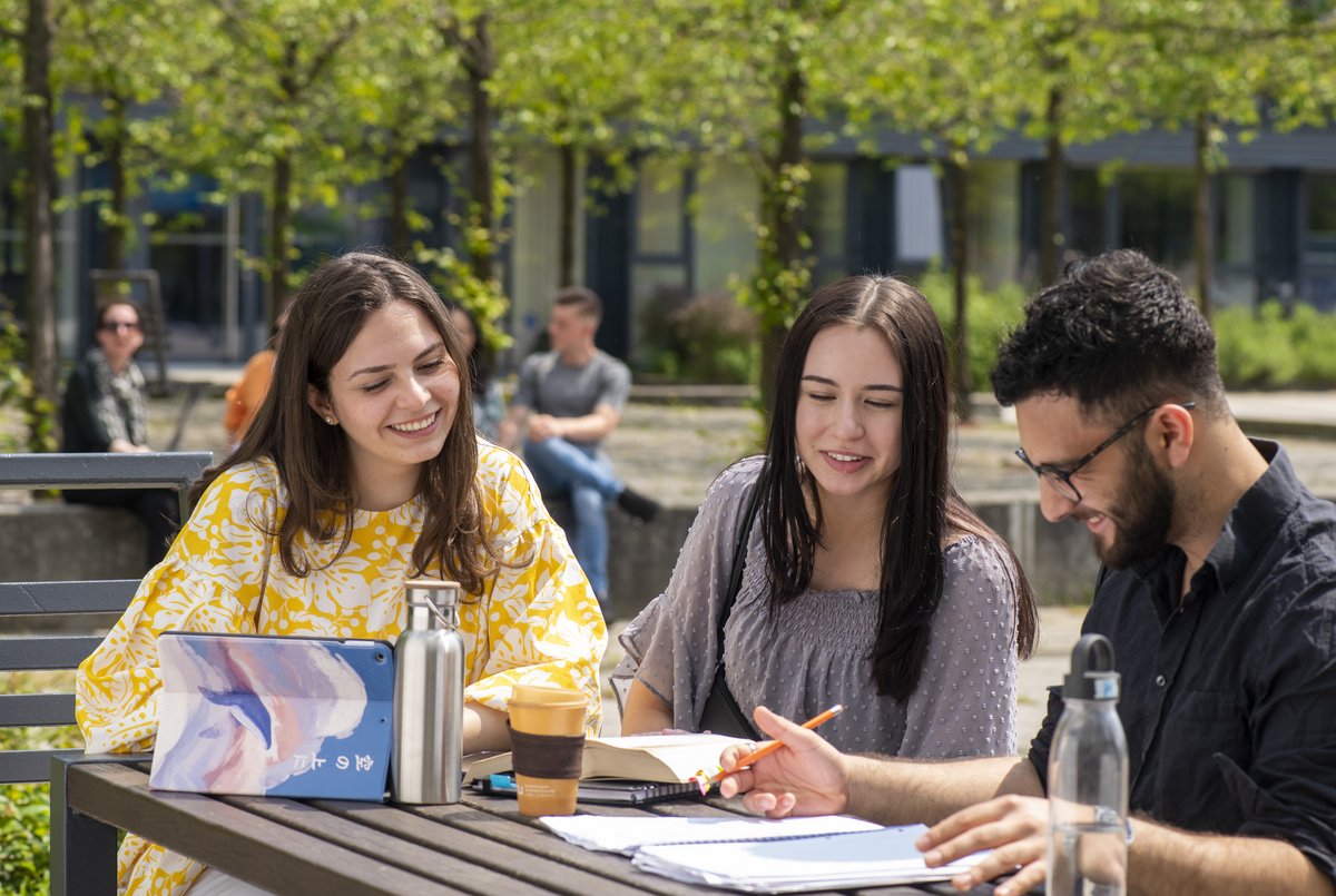 Studierende auf dem Forum am Zentralcampus in Cottbus
