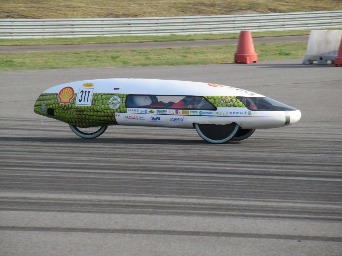 Das Energiesparmobil Hydragen fährt über die Teststrecke.